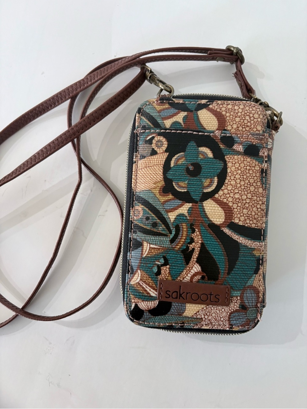 SAKROOTS Artist Circle Smartphone Wristlet Rainbow Spirit Desert Crossbody EUC